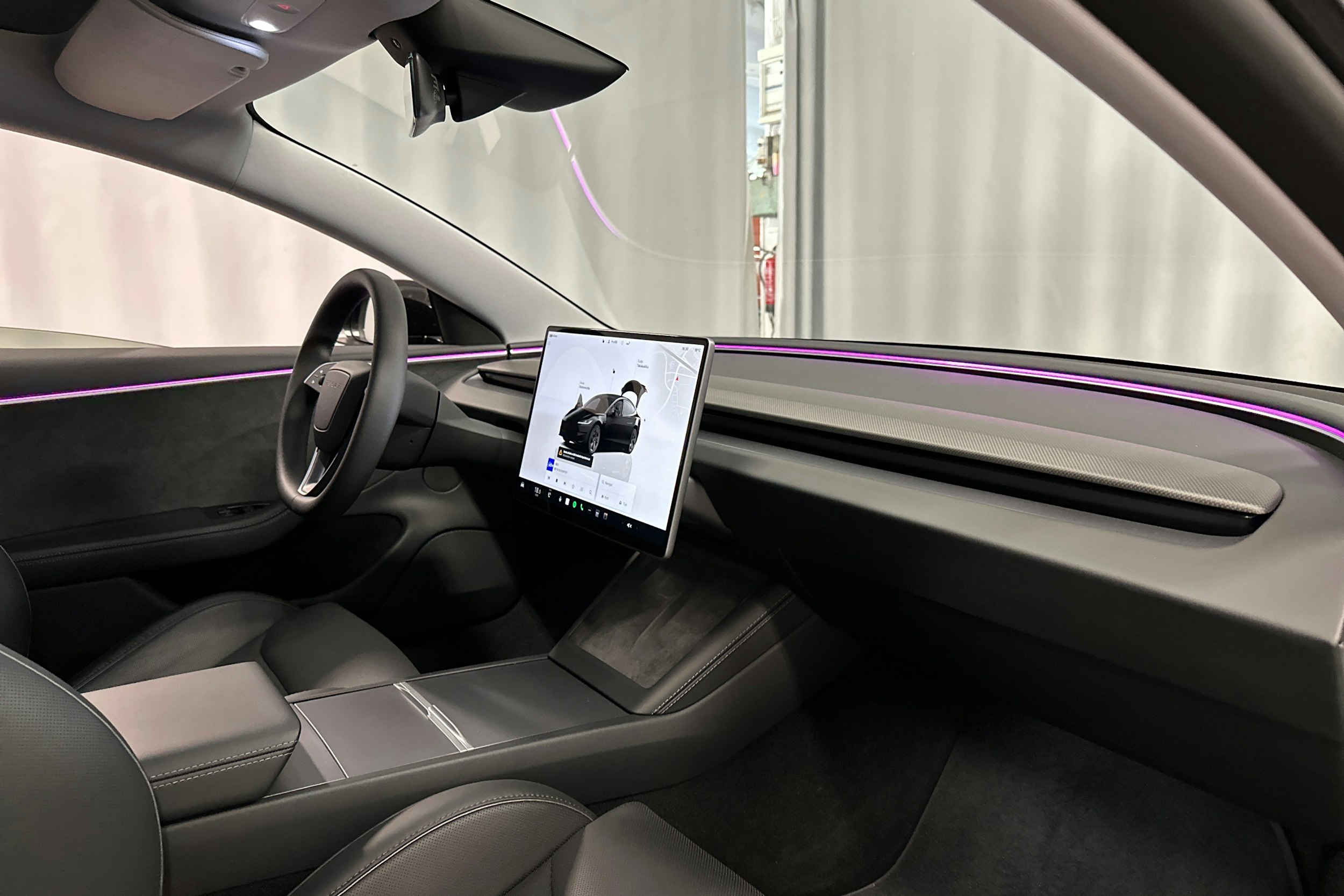 musta Tesla Model 3 2024 kuva 28.