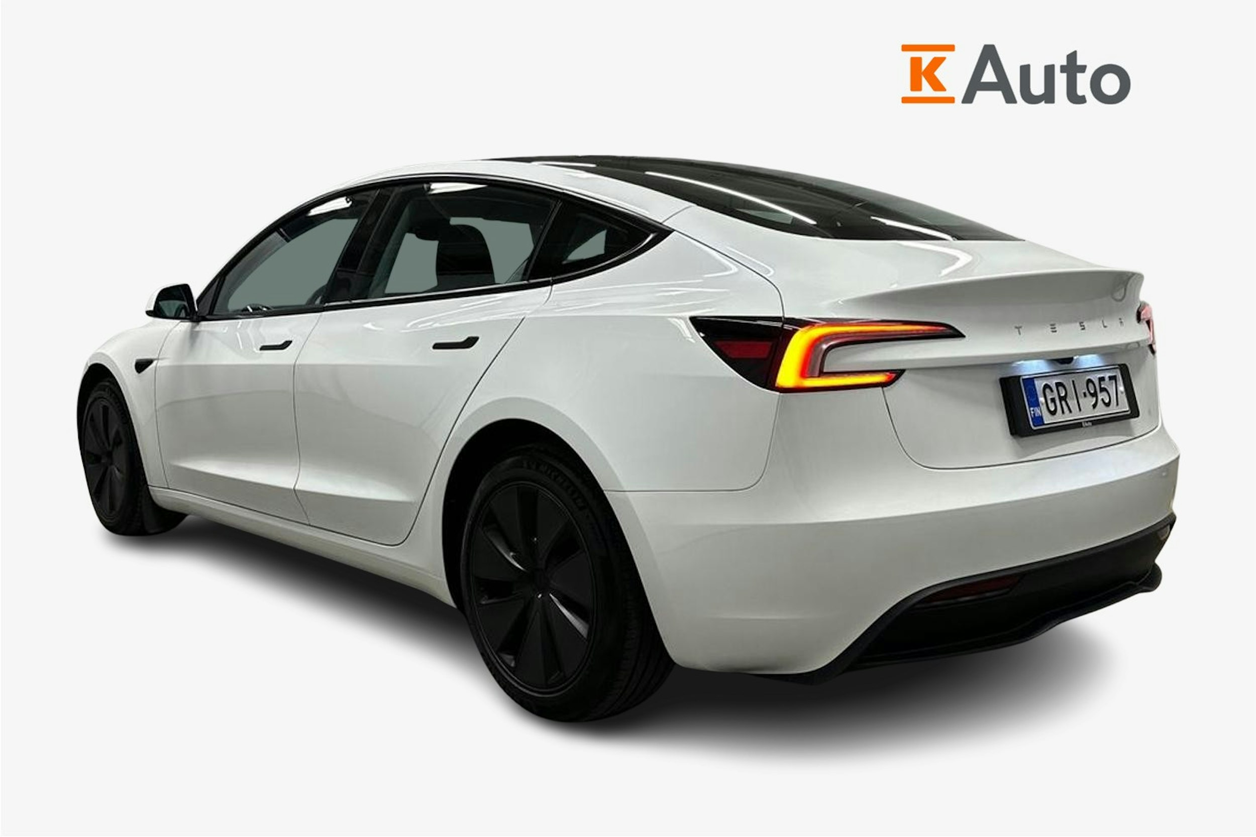 valkoinen Tesla Model 3 2024 kuva 2.