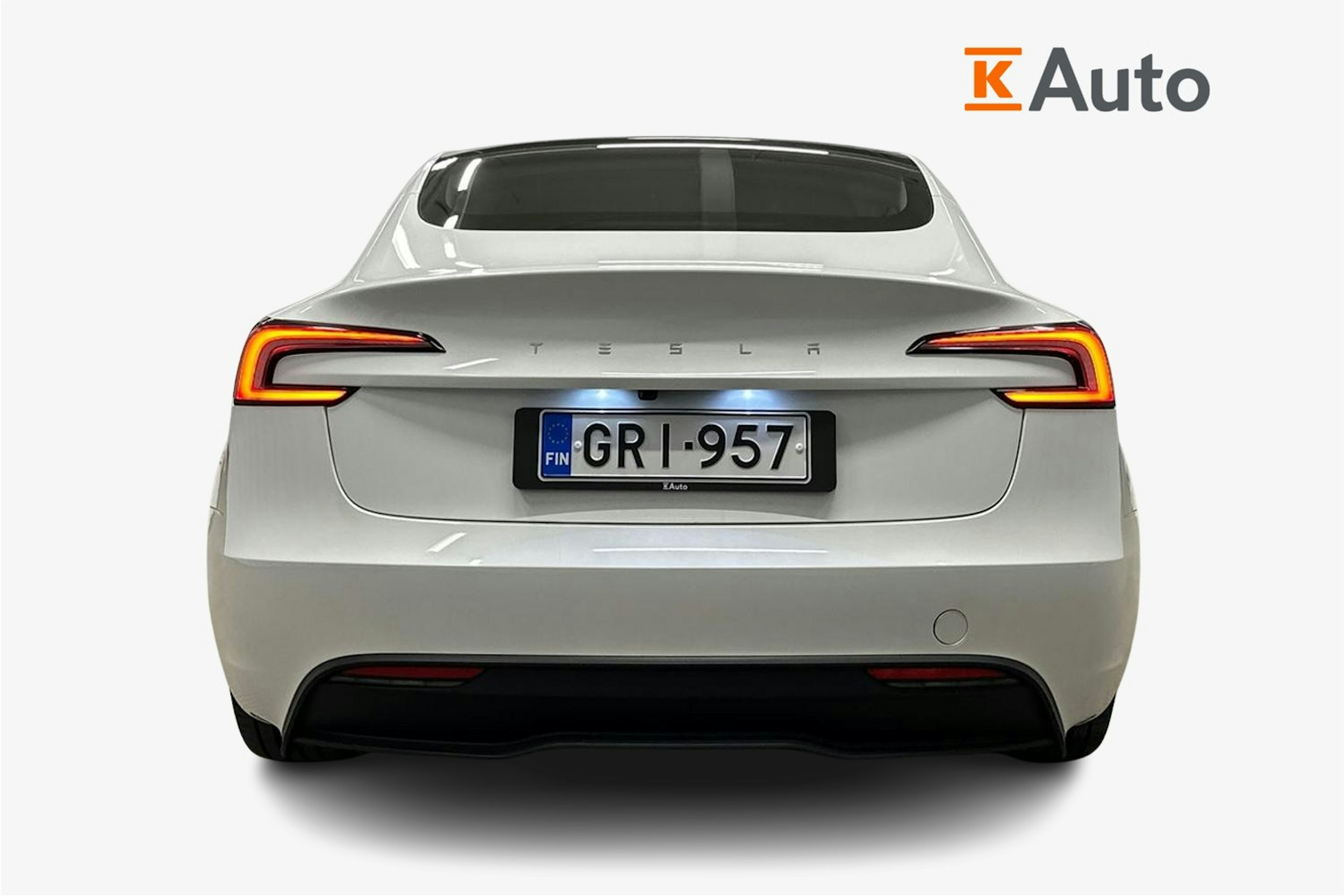 valkoinen Tesla Model 3 2024 kuva 3.