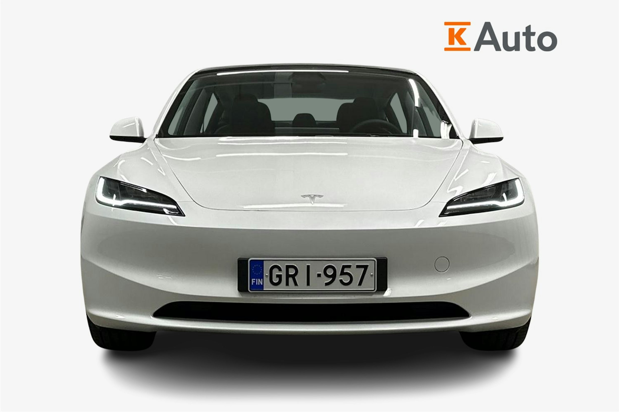 valkoinen Tesla Model 3 2024 kuva 5.
