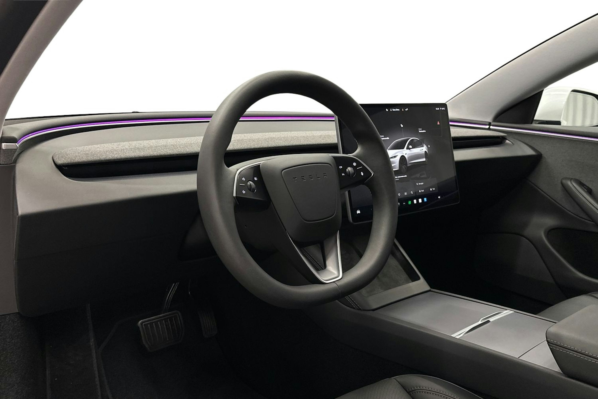 valkoinen Tesla Model 3 2024 kuva 7.