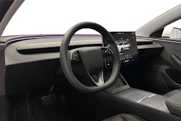 valkoinen Tesla Model 3 2024 kuva 7.