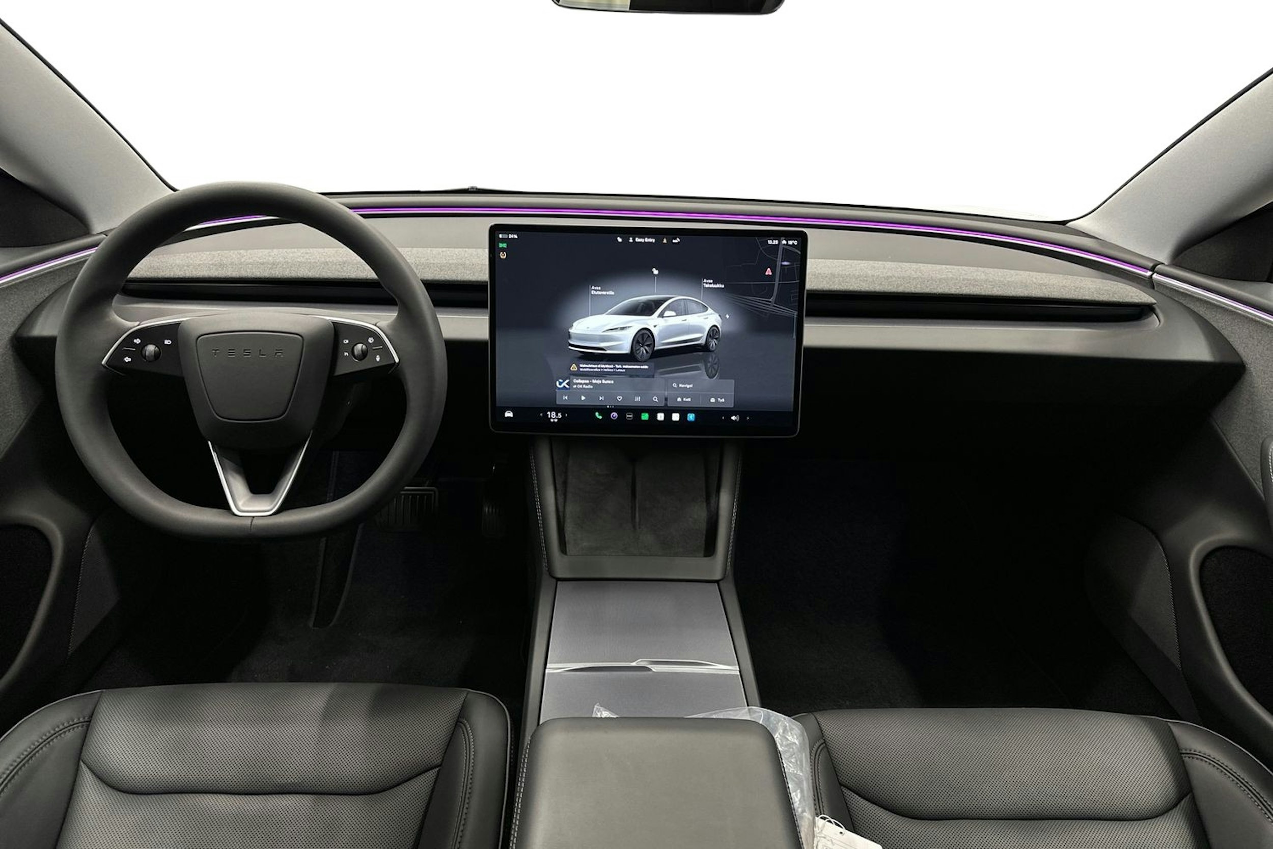 valkoinen Tesla Model 3 2024 kuva 9.