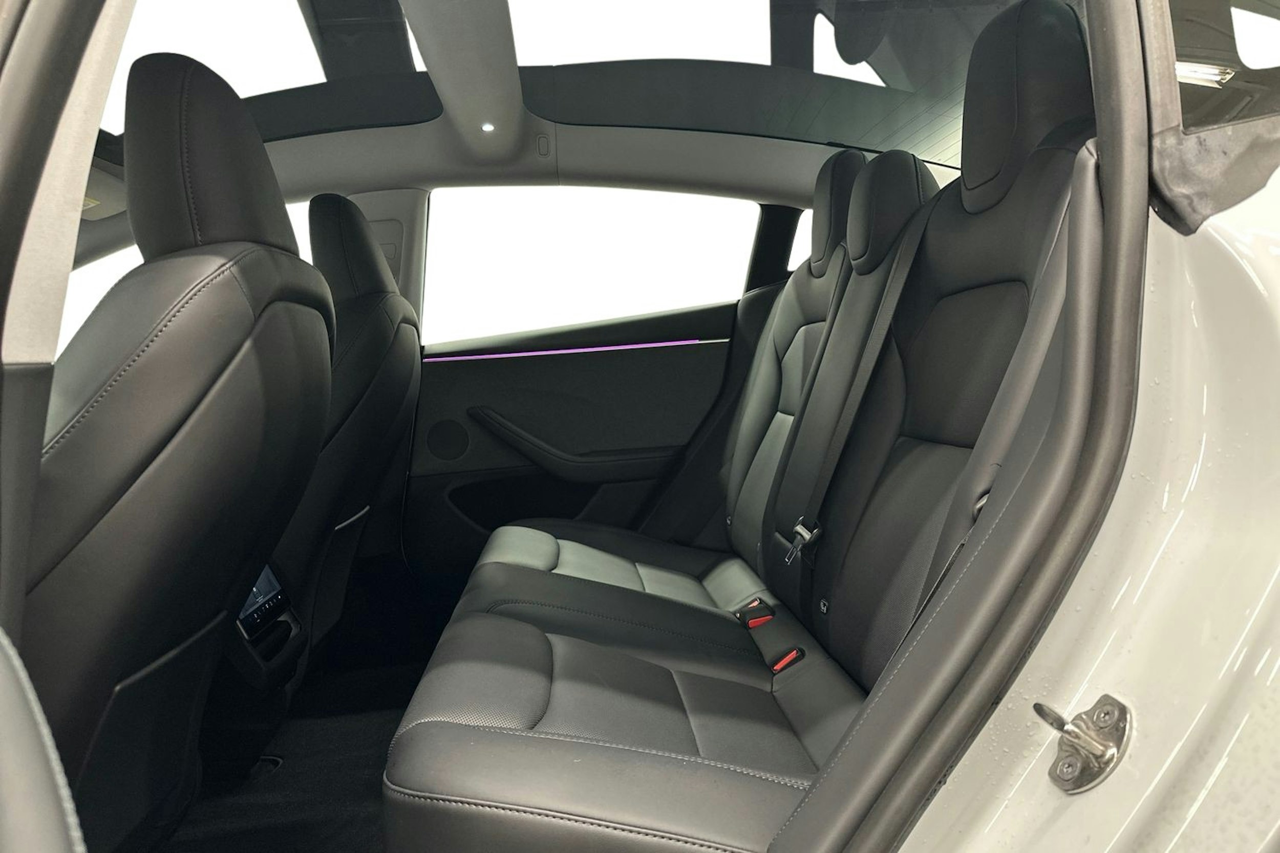 valkoinen Tesla Model 3 2024 kuva 10.