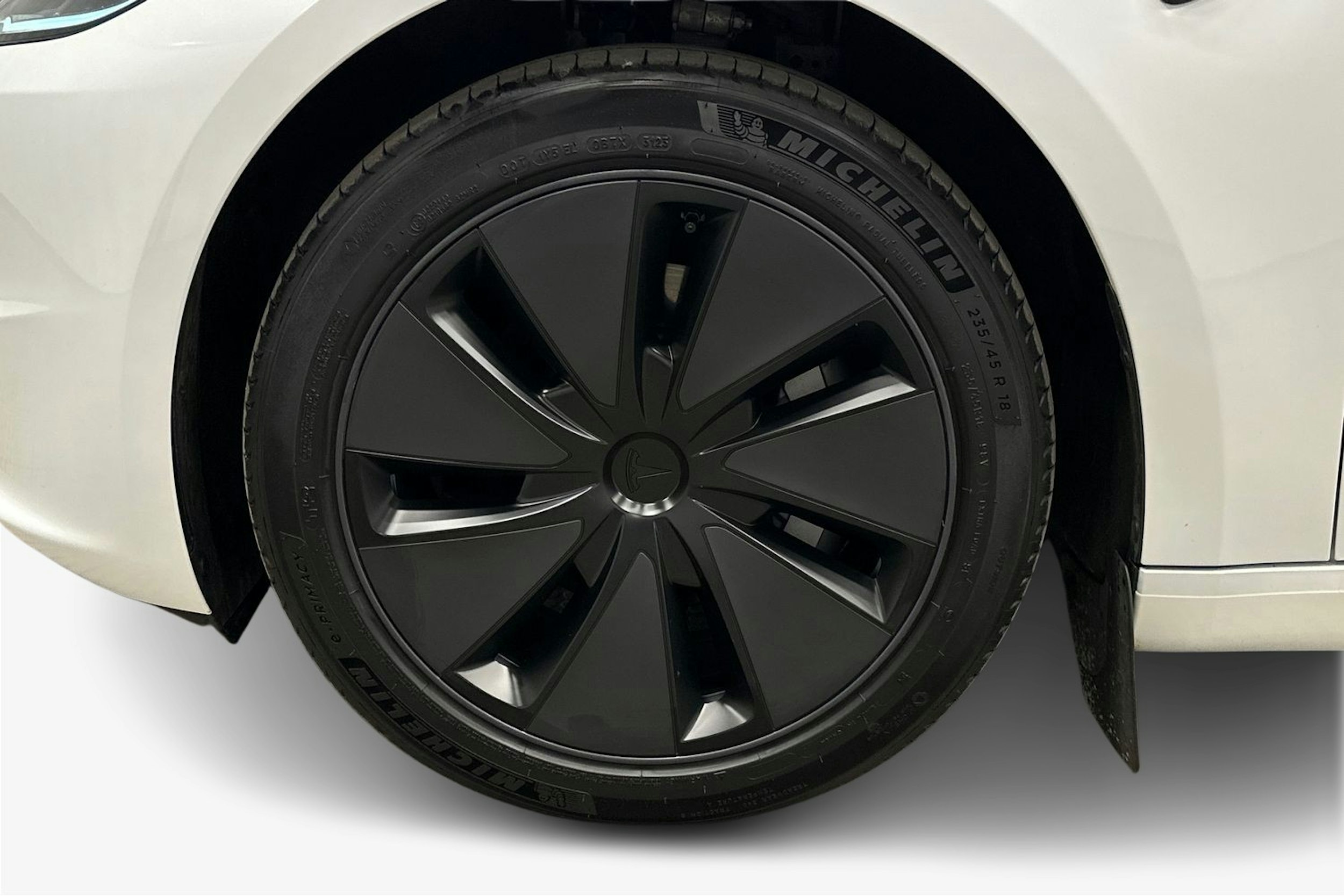 valkoinen Tesla Model 3 2024 kuva 11.