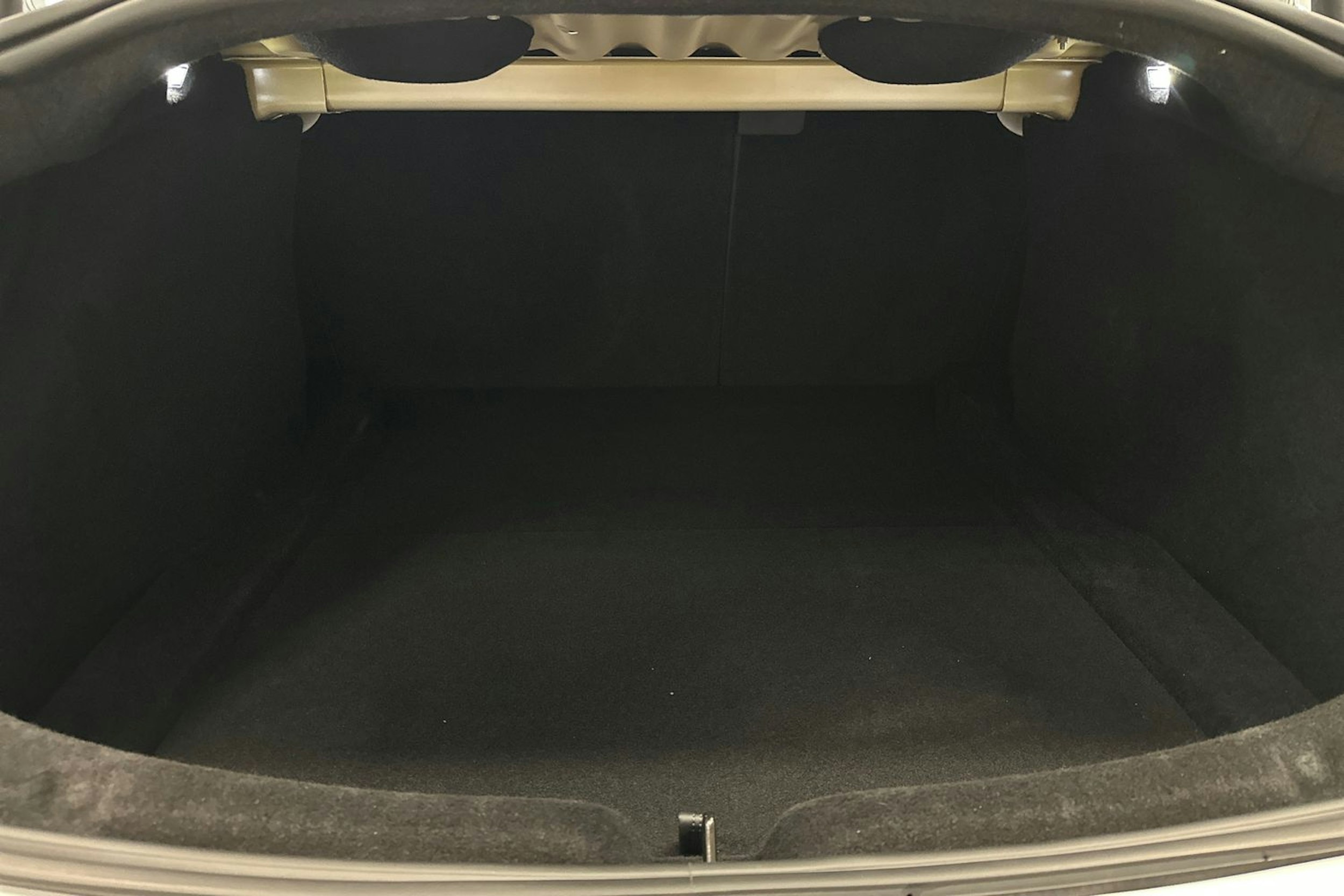 valkoinen Tesla Model 3 2024 kuva 14.
