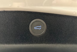 valkoinen Tesla Model 3 2024 kuva 15.