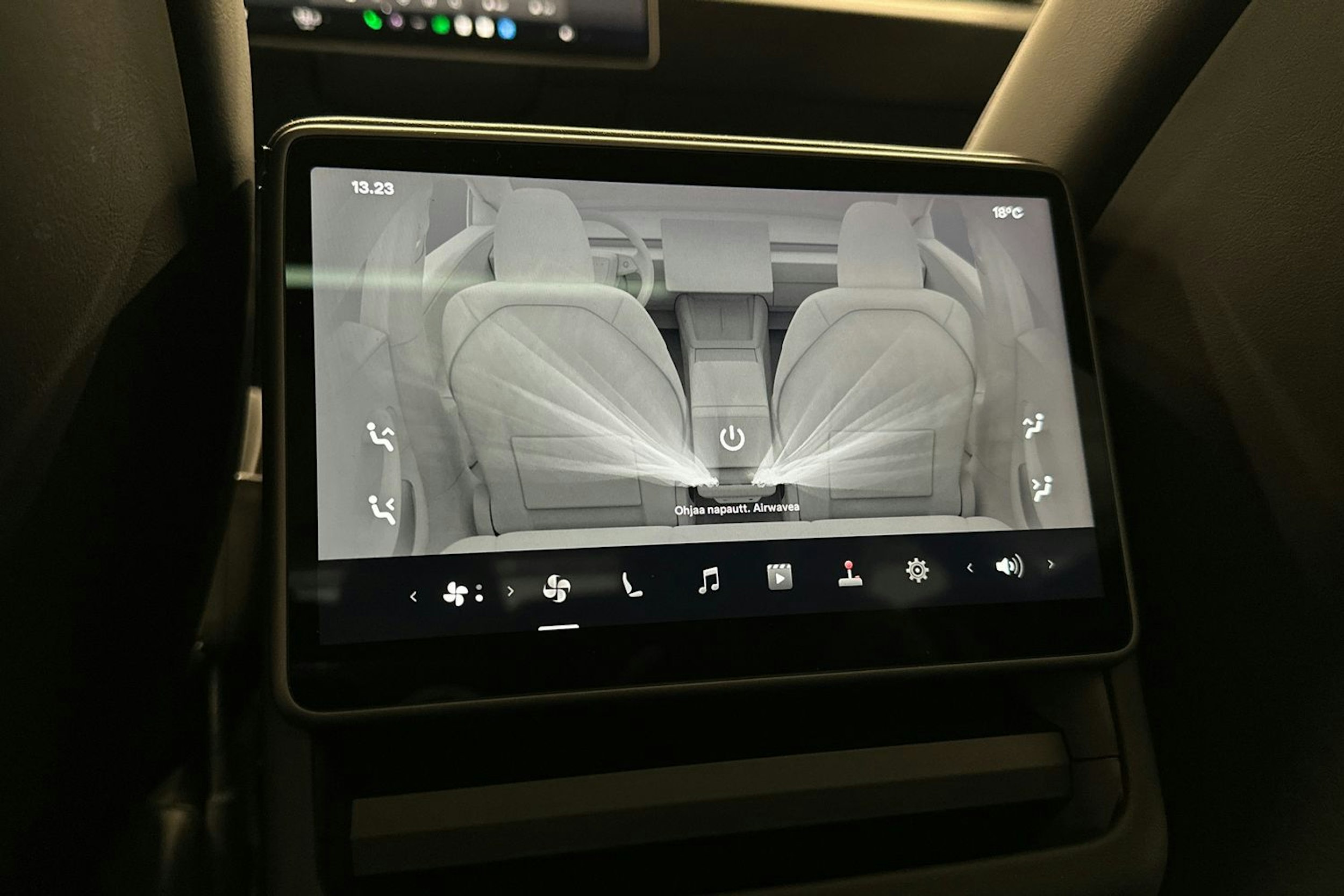 valkoinen Tesla Model 3 2024 kuva 16.