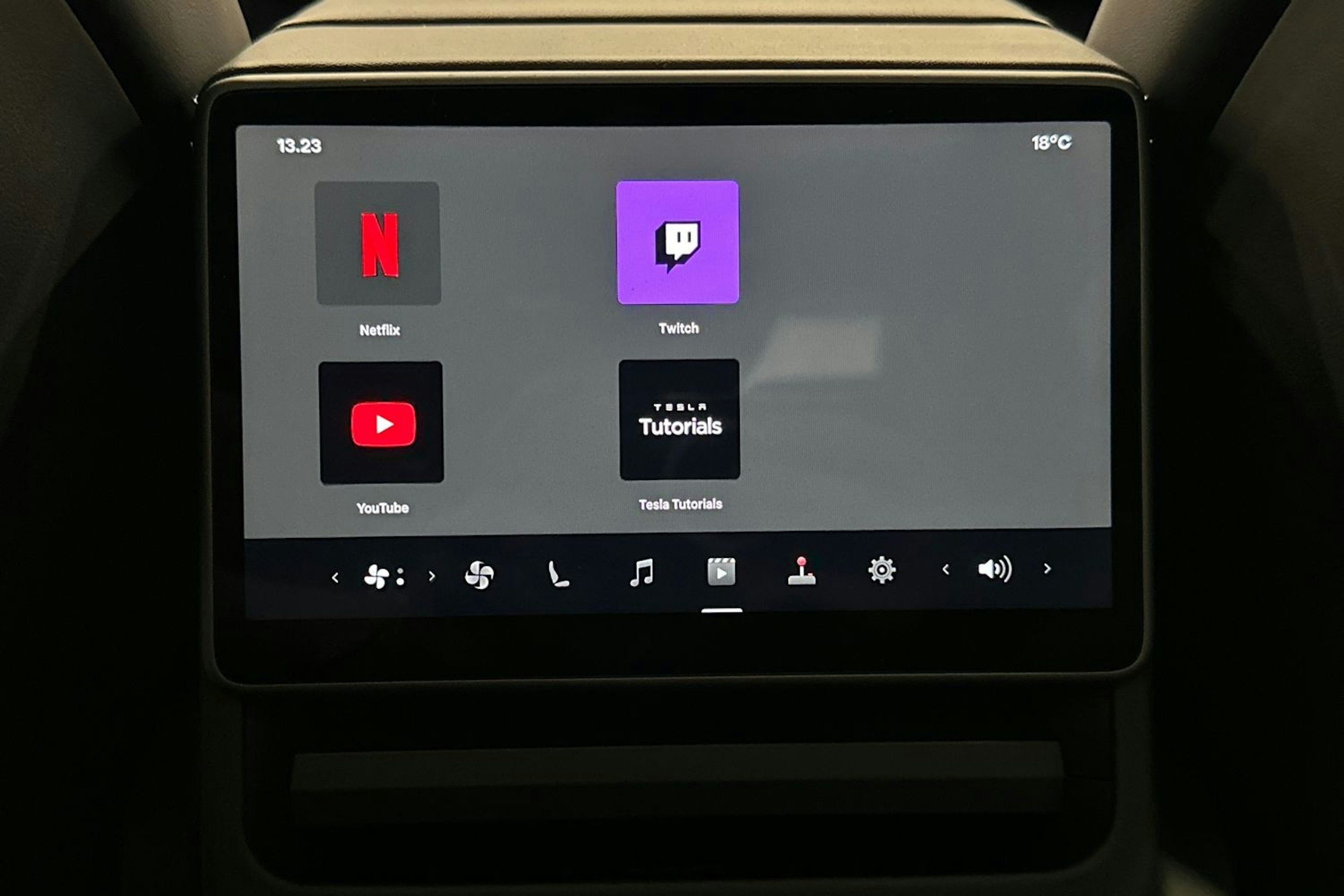 valkoinen Tesla Model 3 2024 kuva 17.