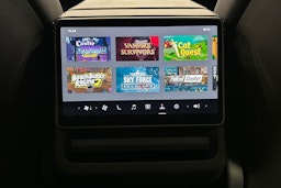 valkoinen Tesla Model 3 2024 kuva 18.