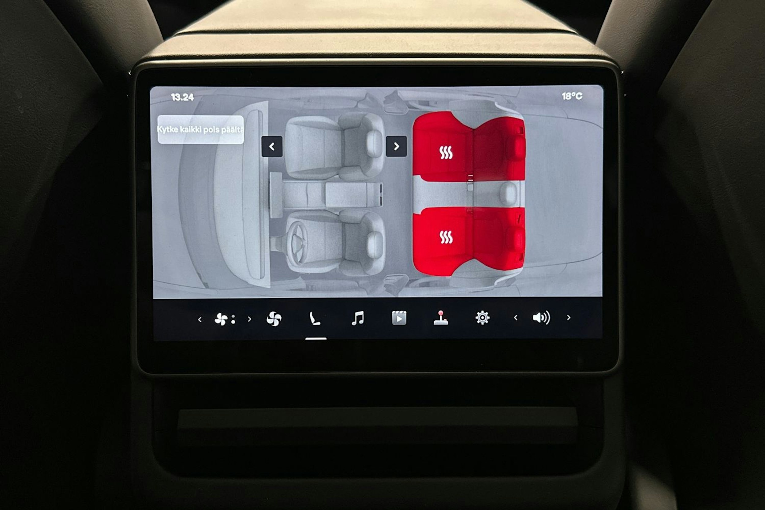 valkoinen Tesla Model 3 2024 kuva 19.