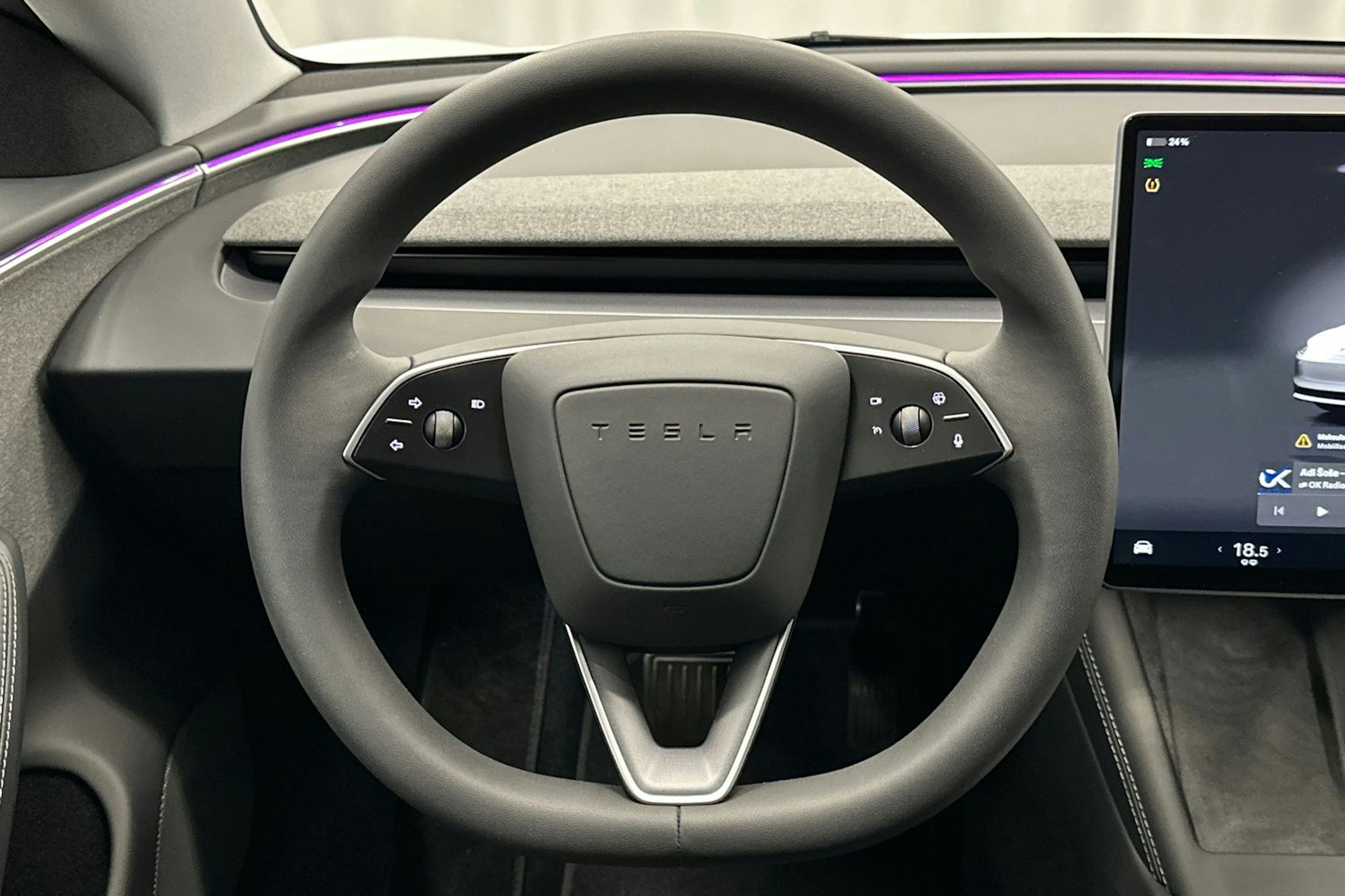 valkoinen Tesla Model 3 2024 kuva 20.