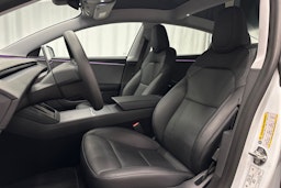 valkoinen Tesla Model 3 2024 kuva 21.