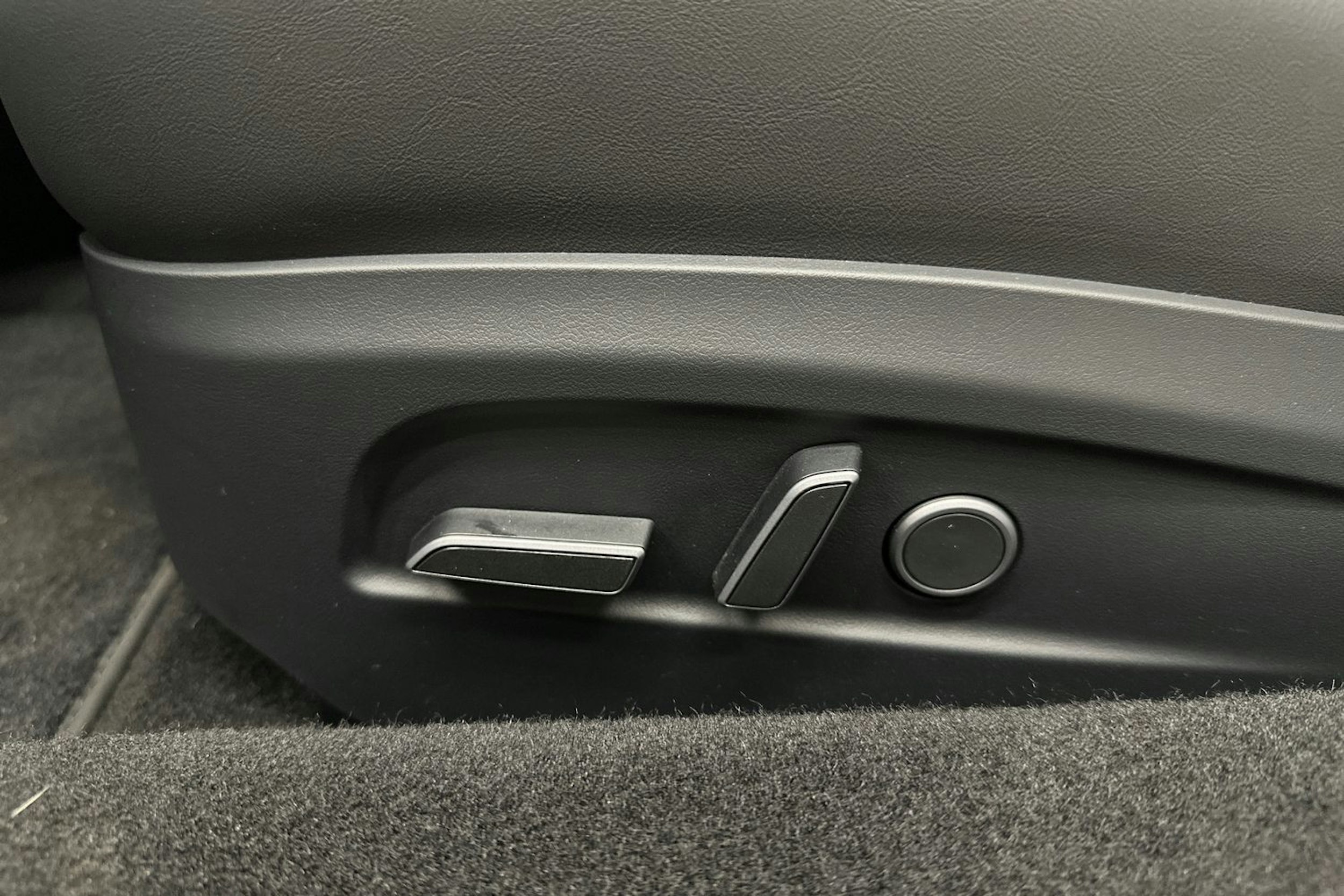 valkoinen Tesla Model 3 2024 kuva 22.