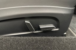 valkoinen Tesla Model 3 2024 kuva 23.