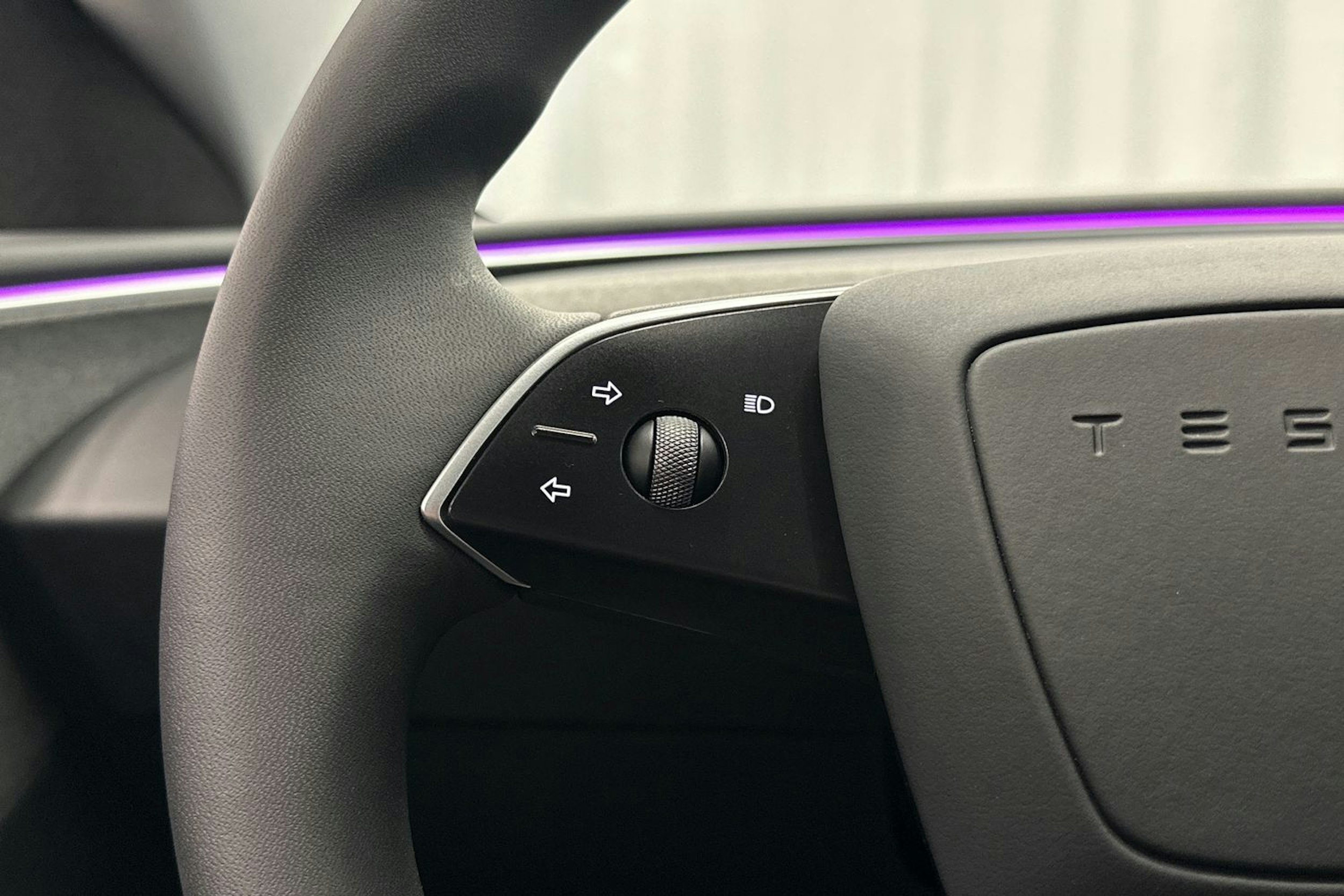 valkoinen Tesla Model 3 2024 kuva 24.