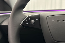valkoinen Tesla Model 3 2024 kuva 24.