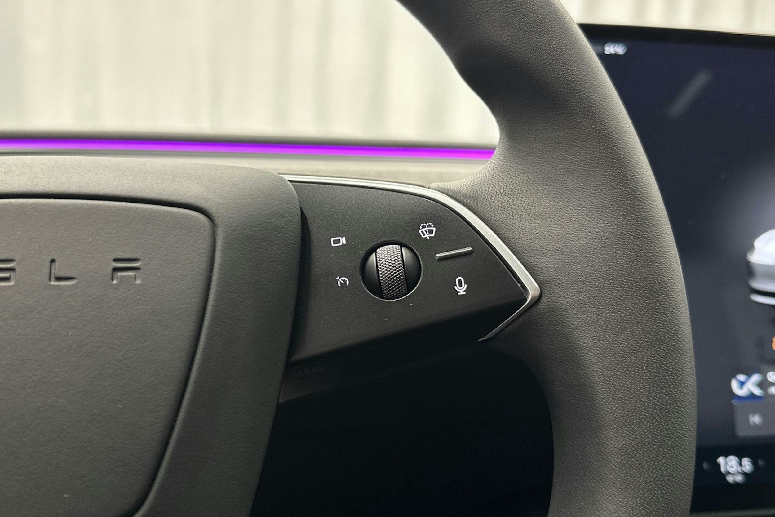 valkoinen Tesla Model 3 2024 kuva 25.