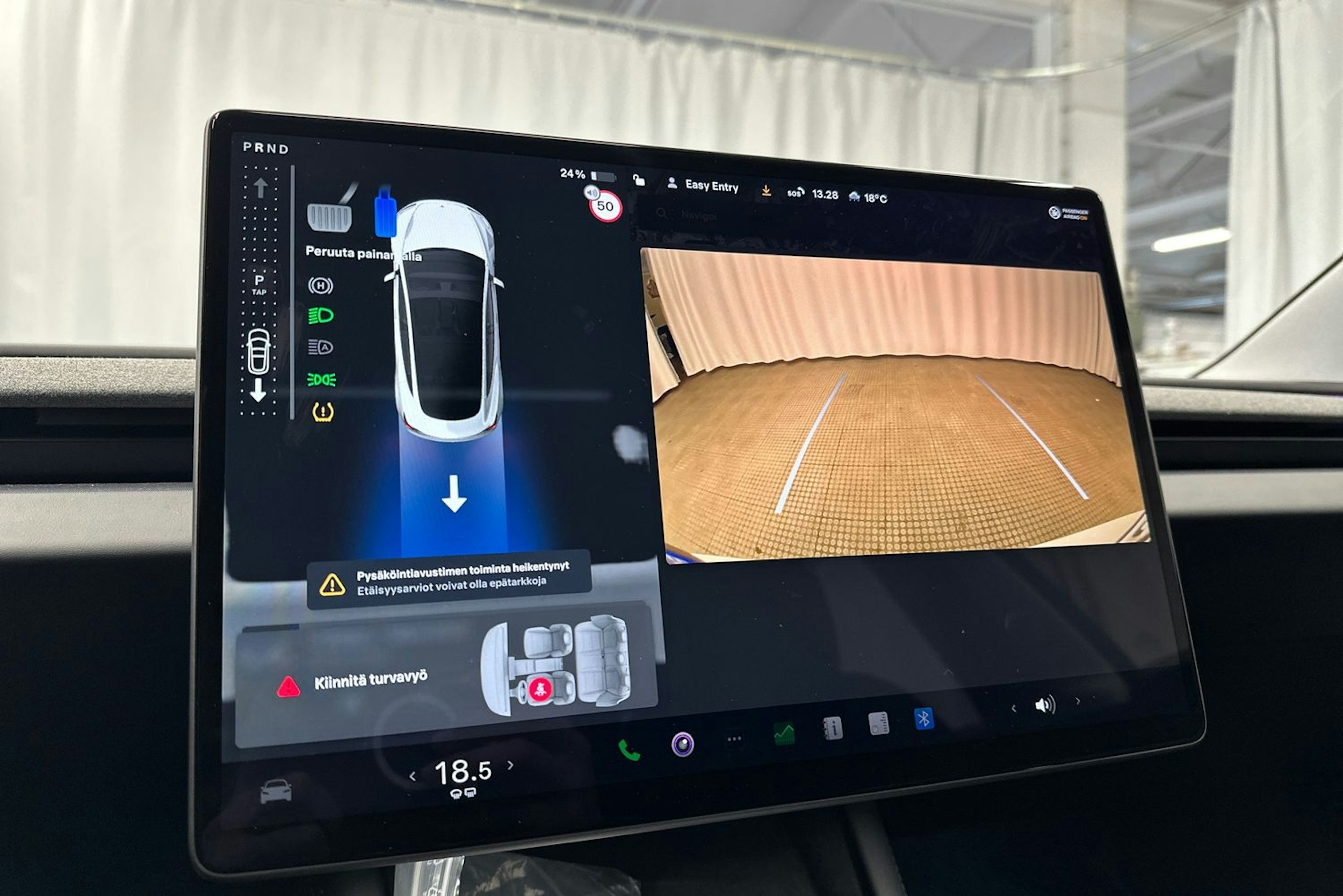 valkoinen Tesla Model 3 2024 kuva 28.