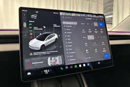 valkoinen Tesla Model 3 2024 kuva 29.