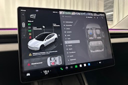 valkoinen Tesla Model 3 2024 kuva 33.