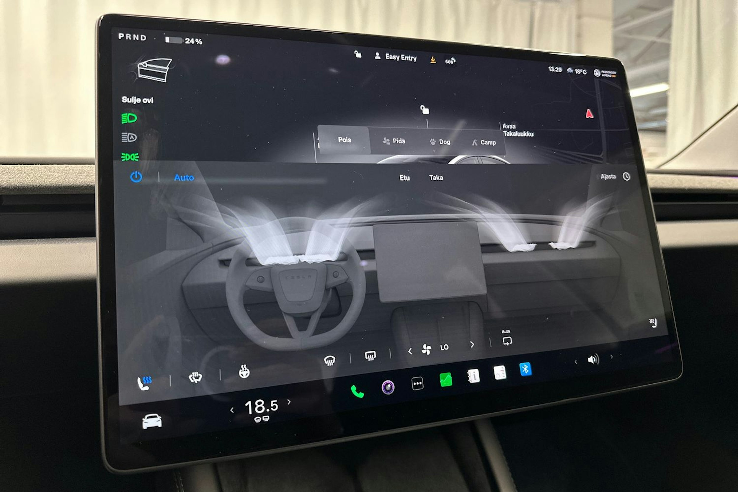 valkoinen Tesla Model 3 2024 kuva 35.