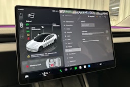 valkoinen Tesla Model 3 2024 kuva 36.