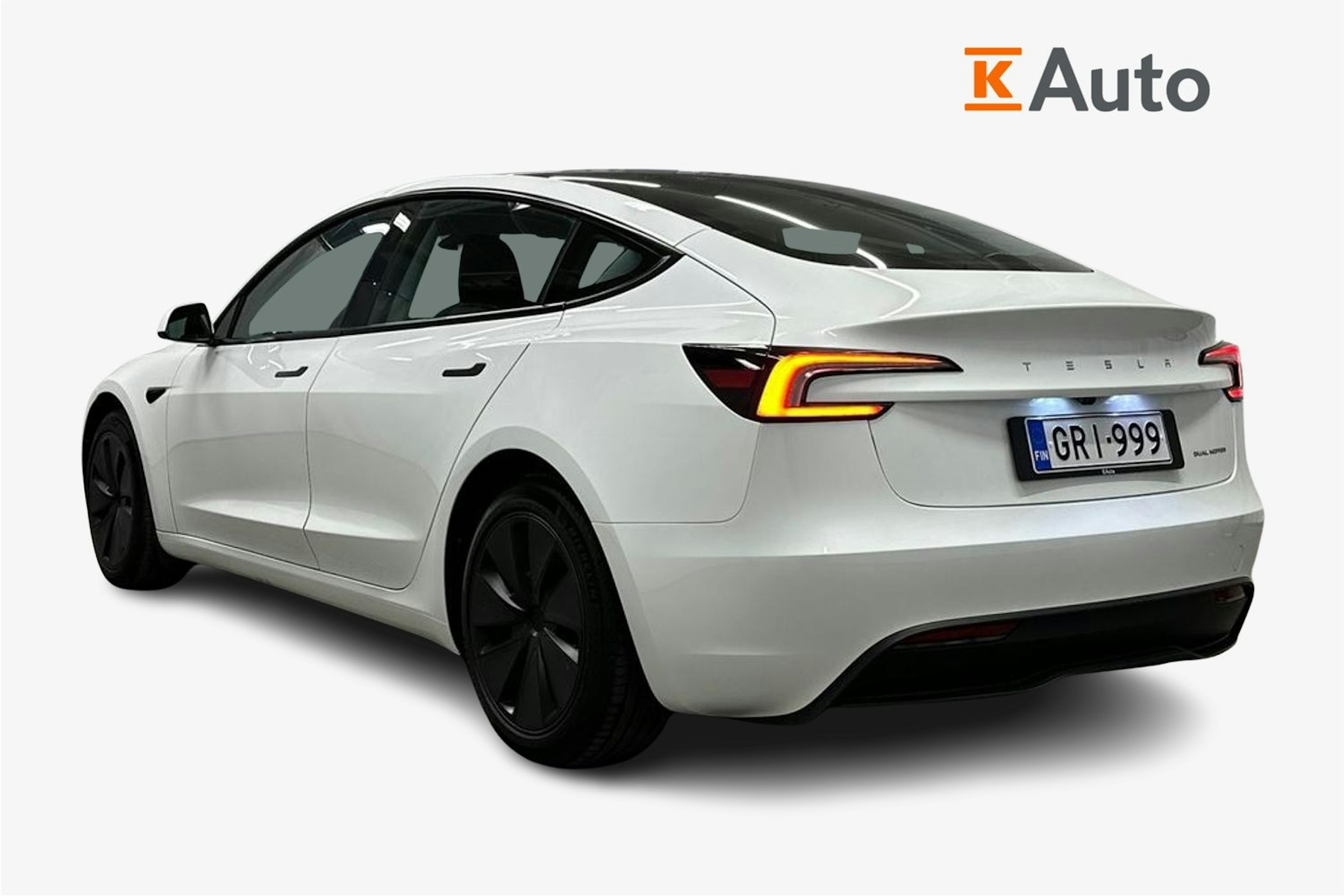 valkoinen Tesla Model 3 2024 kuva 2.
