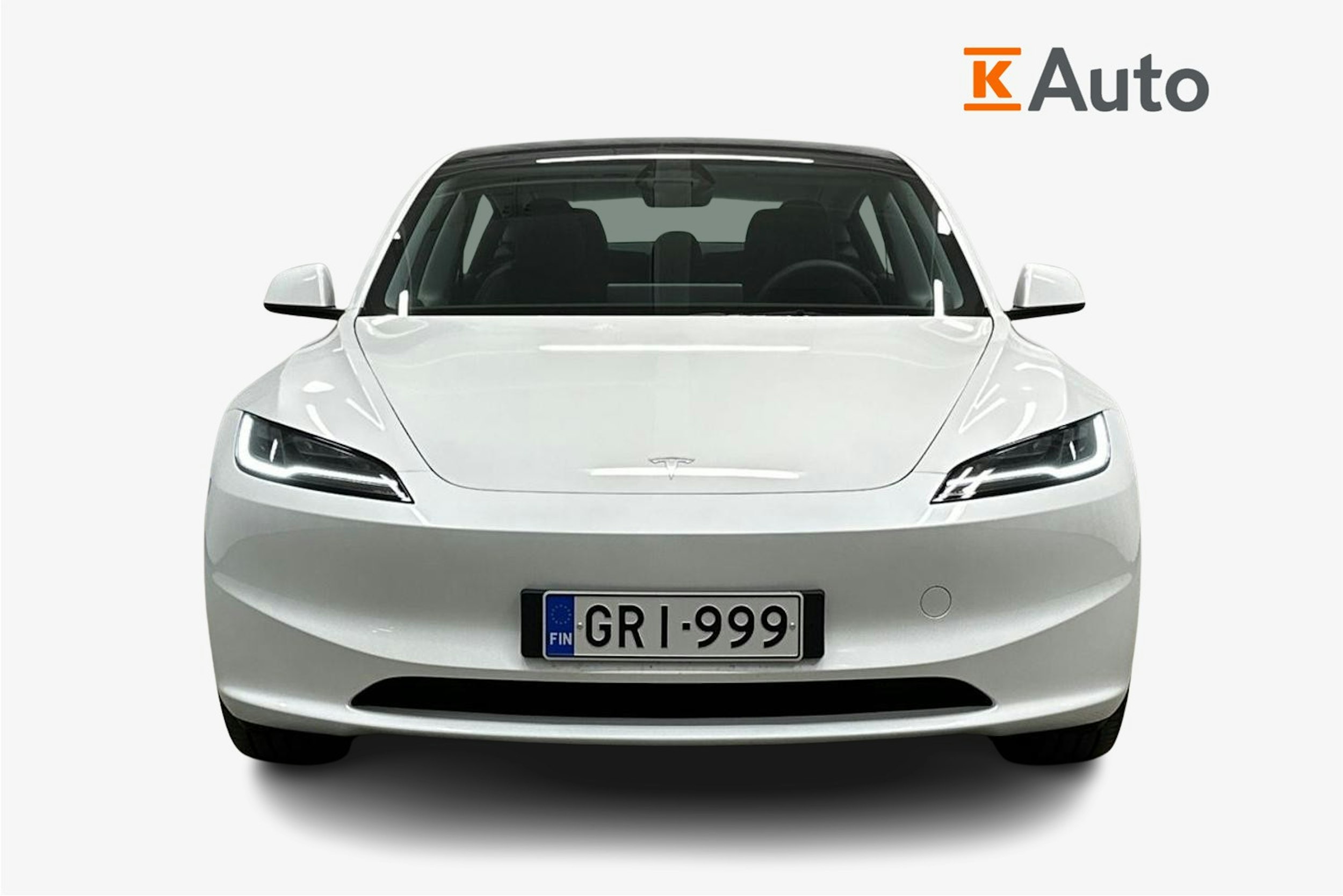 valkoinen Tesla Model 3 2024 kuva 5.