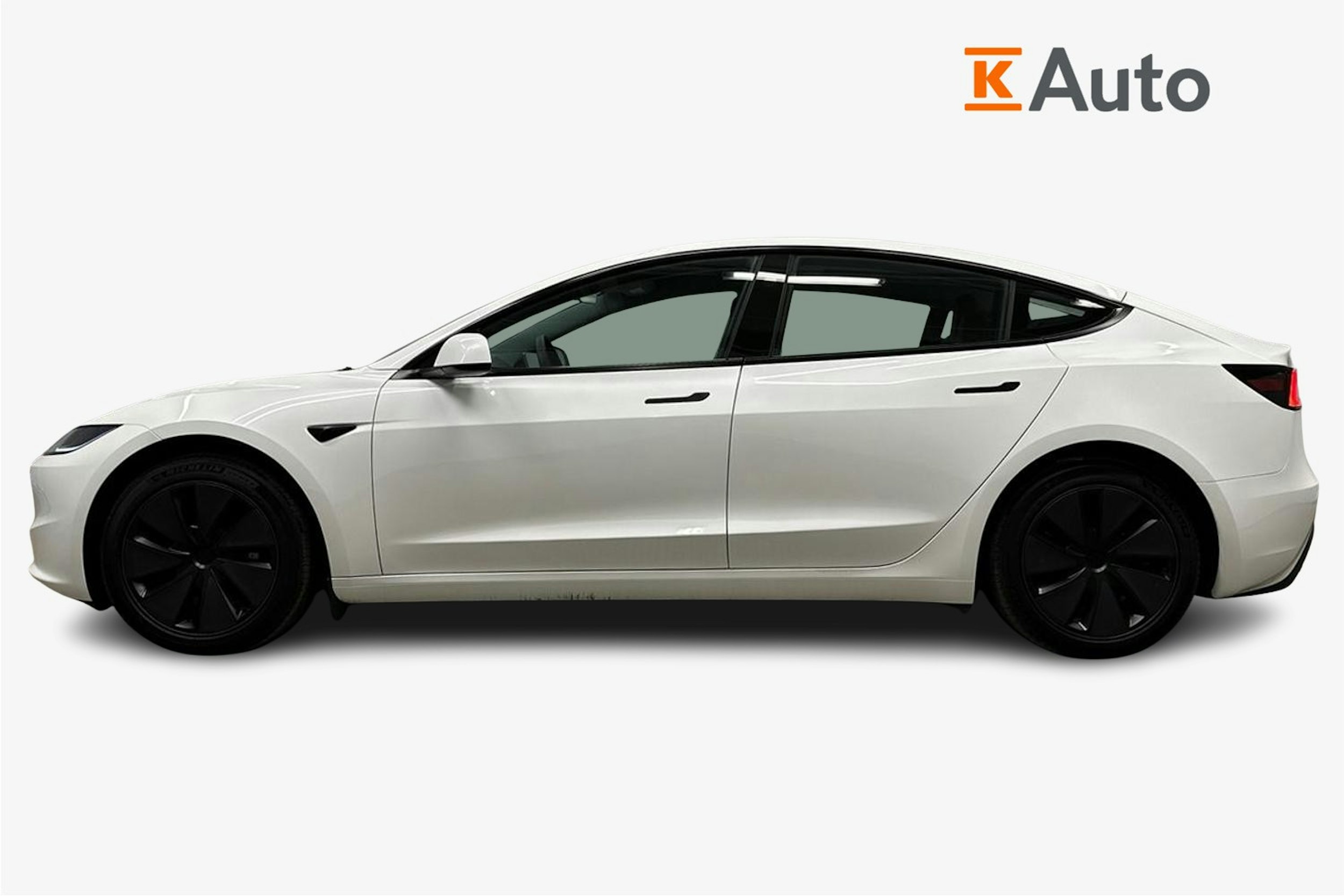 valkoinen Tesla Model 3 2024 kuva 6.