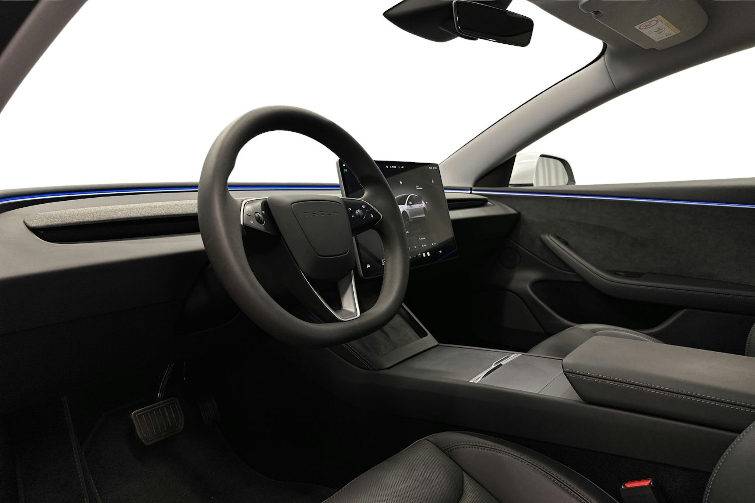 valkoinen Tesla Model 3 2024 kuva 7.