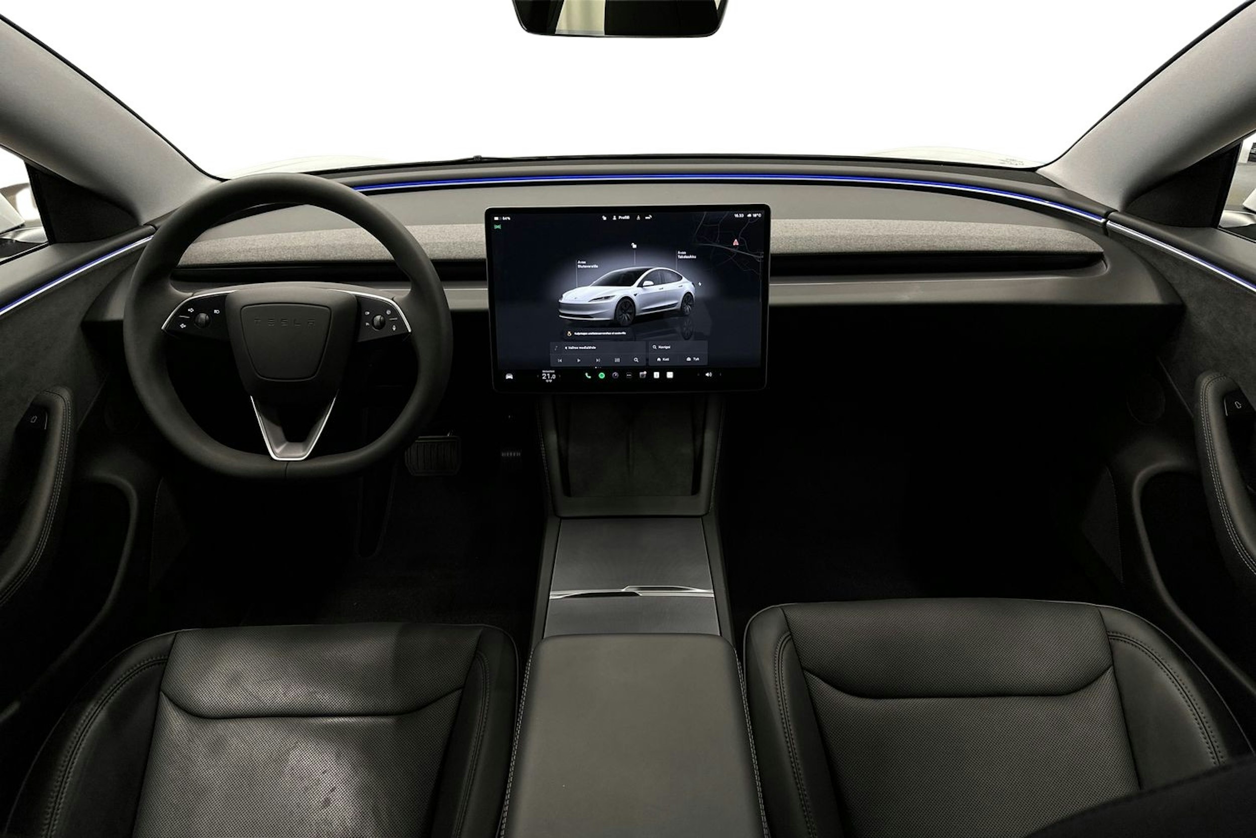 valkoinen Tesla Model 3 2024 kuva 9.