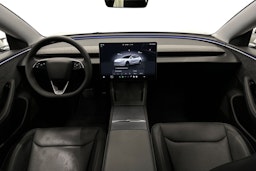valkoinen Tesla Model 3 2024 kuva 9.