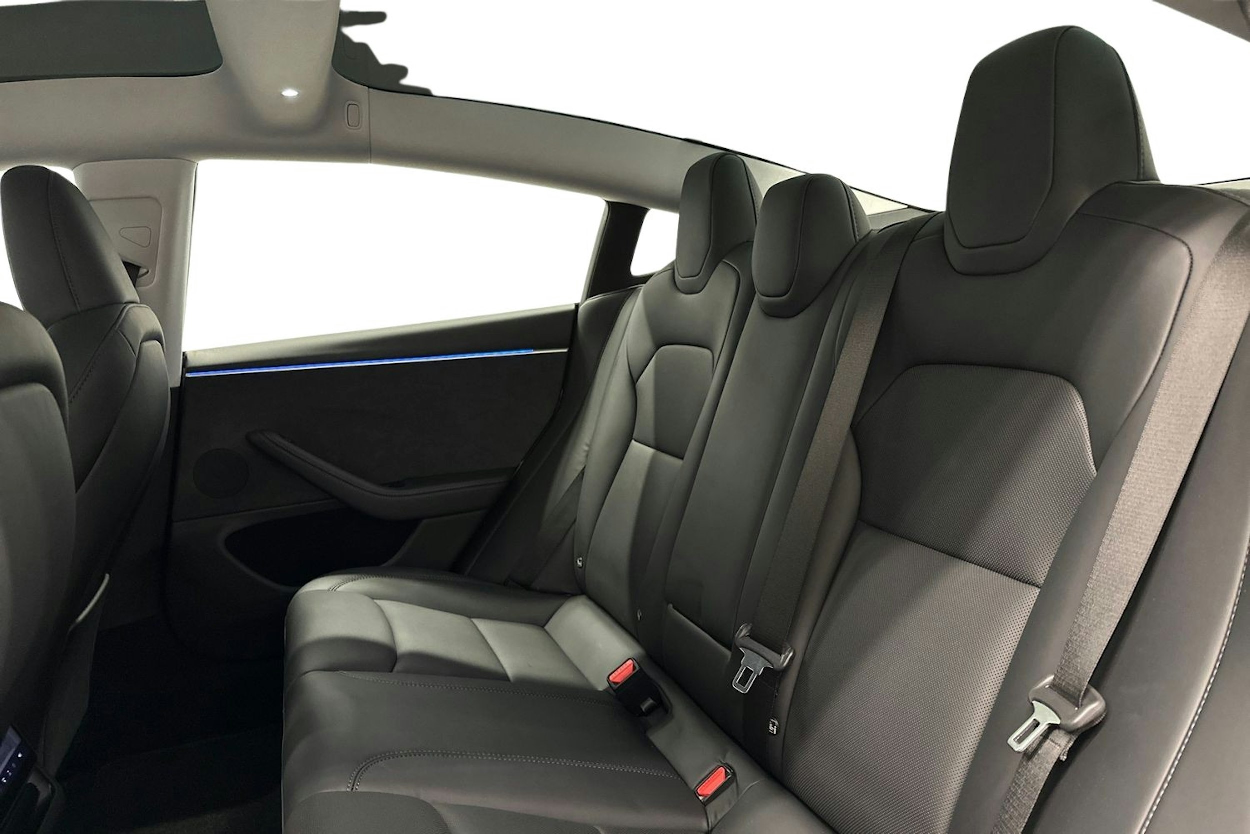 valkoinen Tesla Model 3 2024 kuva 10.