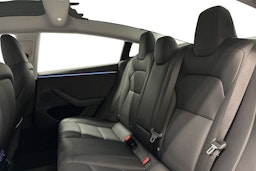 valkoinen Tesla Model 3 2024 kuva 10.