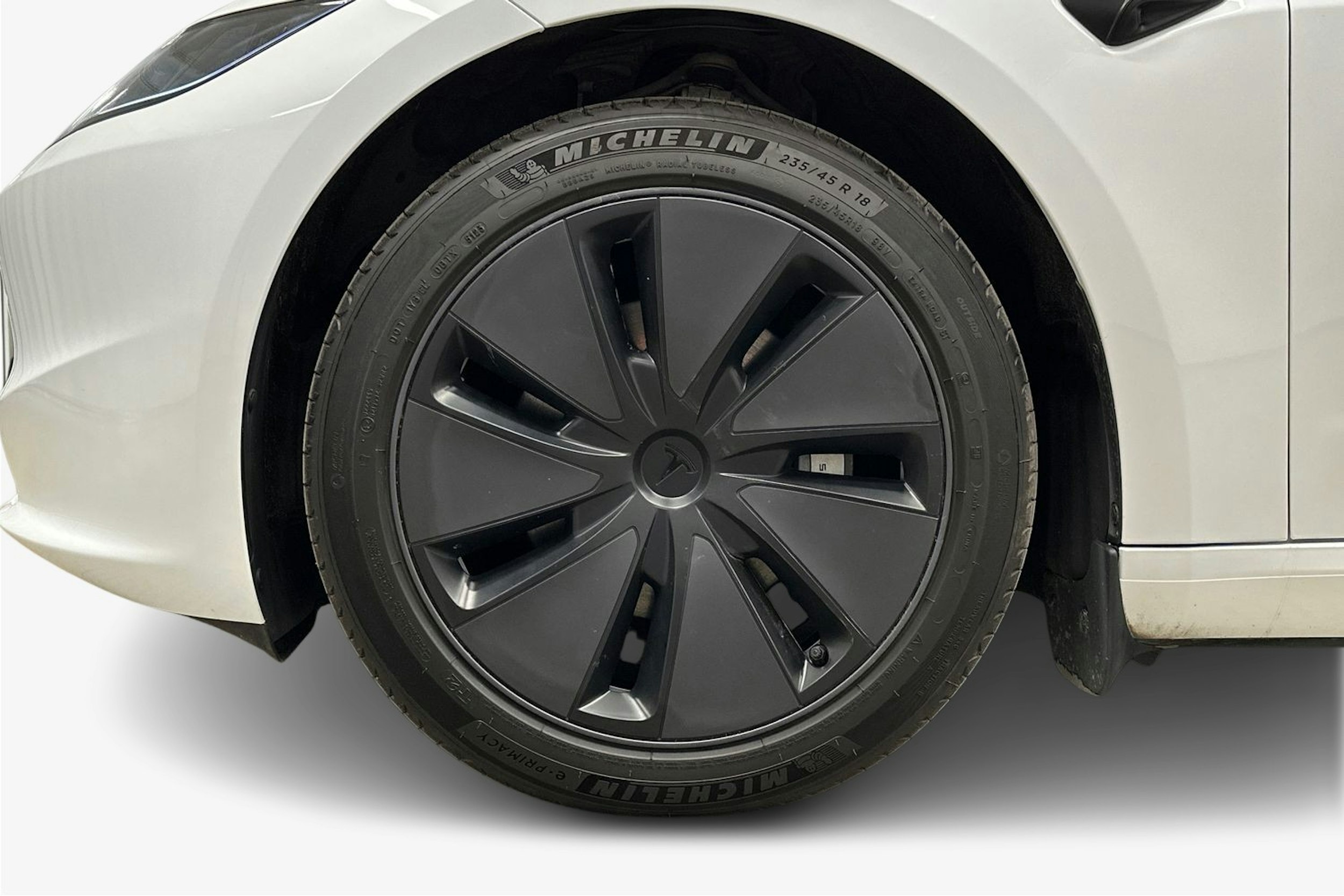 valkoinen Tesla Model 3 2024 kuva 11.