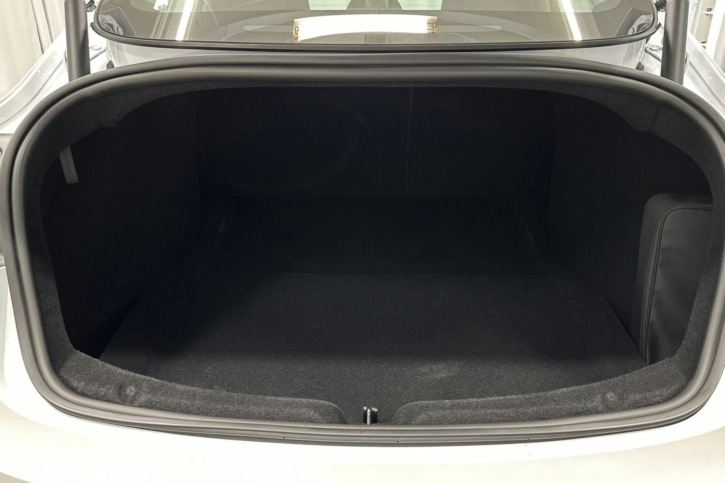 valkoinen Tesla Model 3 2024 kuva 14.
