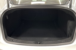 valkoinen Tesla Model 3 2024 kuva 14.