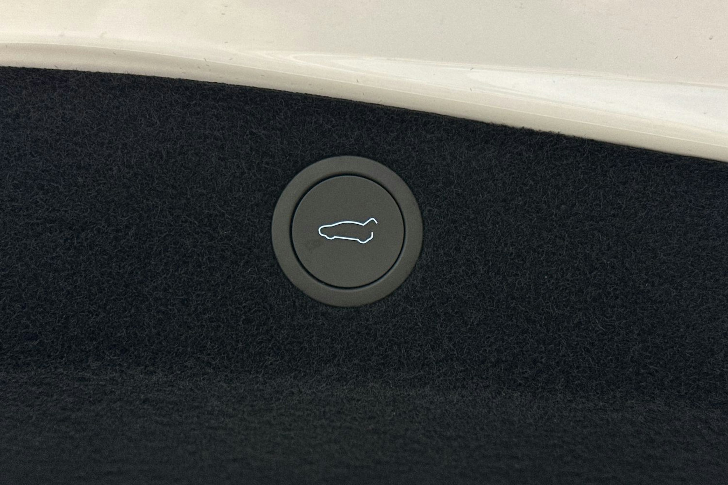 valkoinen Tesla Model 3 2024 kuva 15.