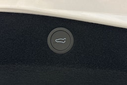 valkoinen Tesla Model 3 2024 kuva 15.