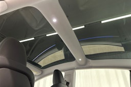 valkoinen Tesla Model 3 2024 kuva 16.