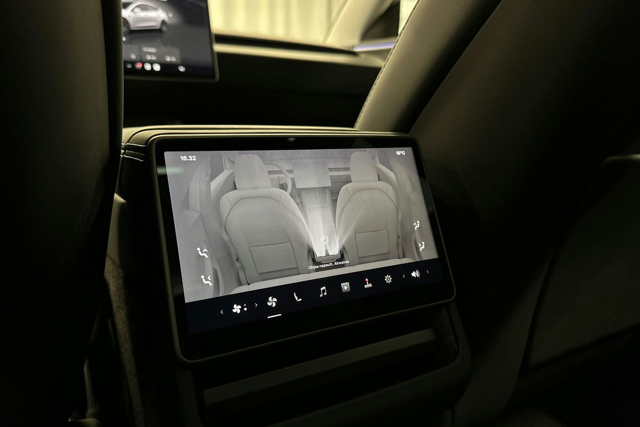 valkoinen Tesla Model 3 2024 kuva 17.