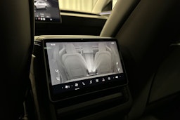 valkoinen Tesla Model 3 2024 kuva 17.