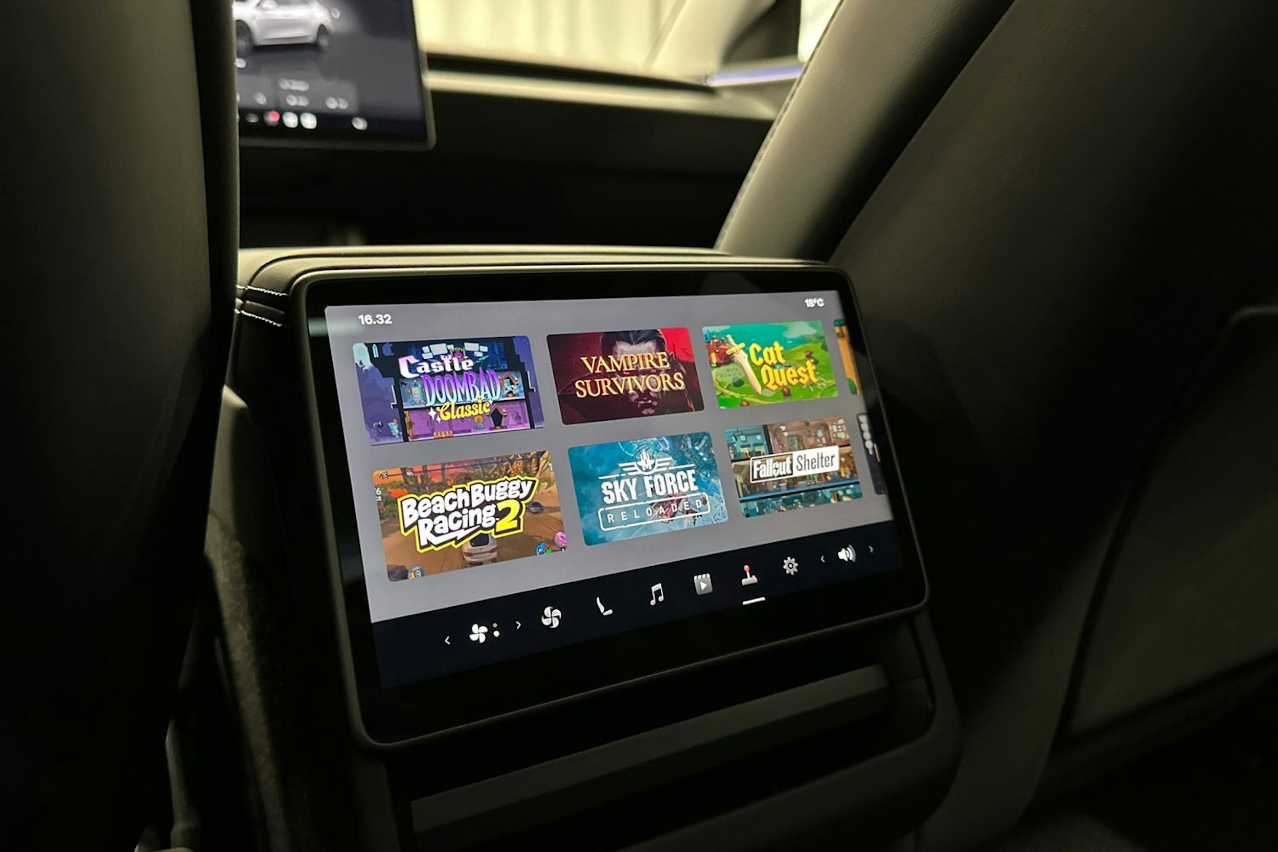 valkoinen Tesla Model 3 2024 kuva 18.