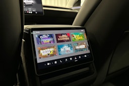 valkoinen Tesla Model 3 2024 kuva 18.