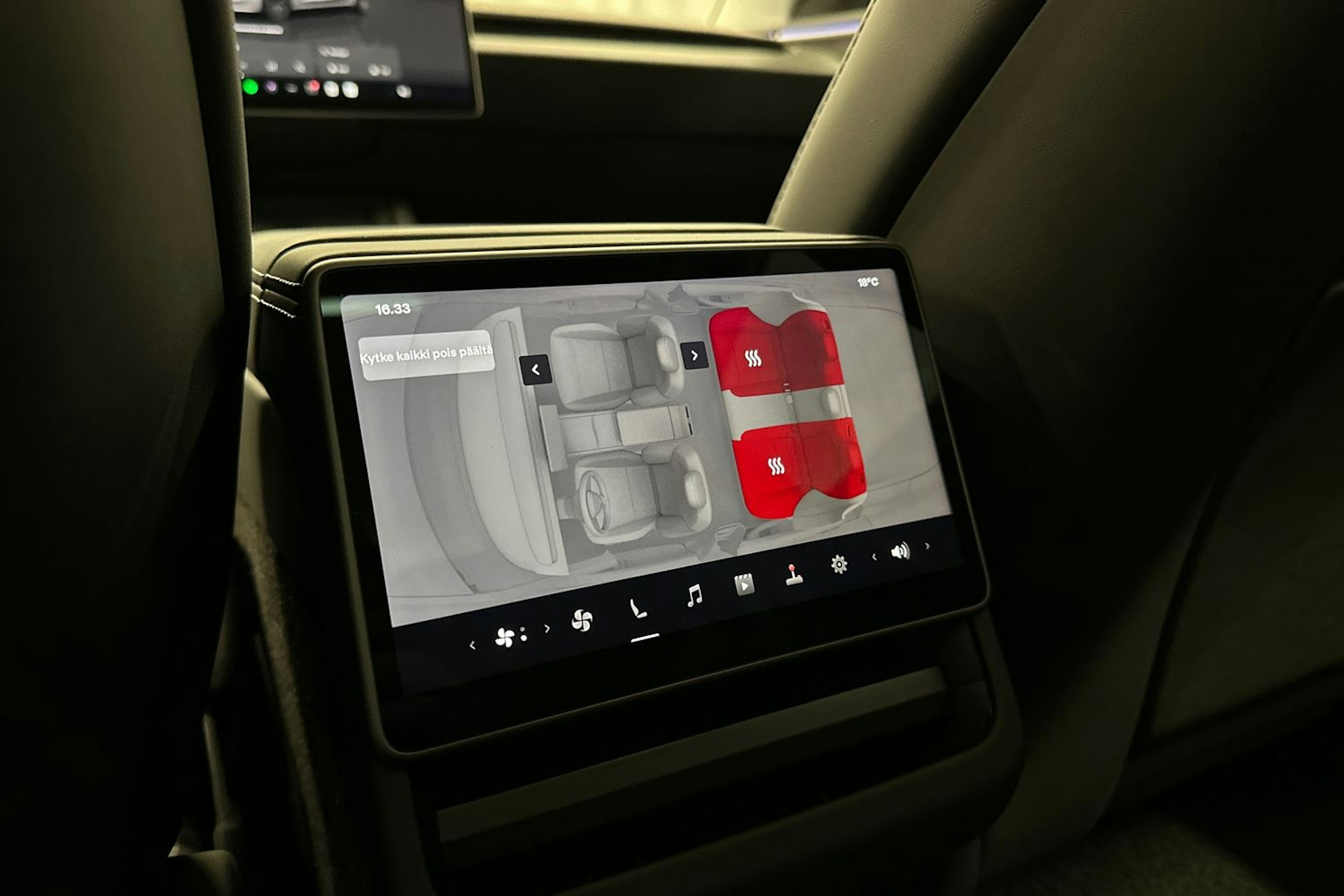 valkoinen Tesla Model 3 2024 kuva 19.