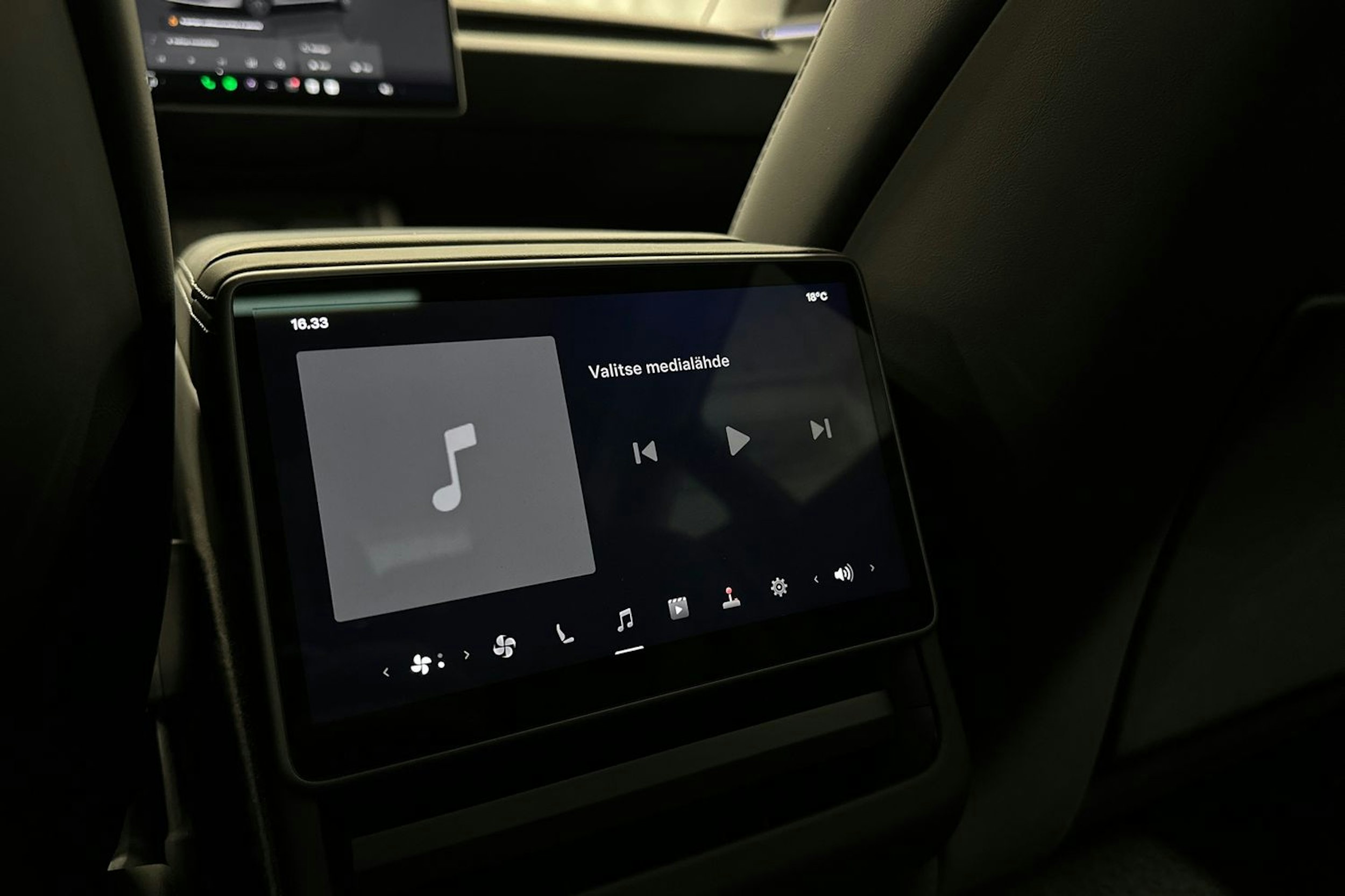 valkoinen Tesla Model 3 2024 kuva 20.