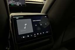 valkoinen Tesla Model 3 2024 kuva 20.