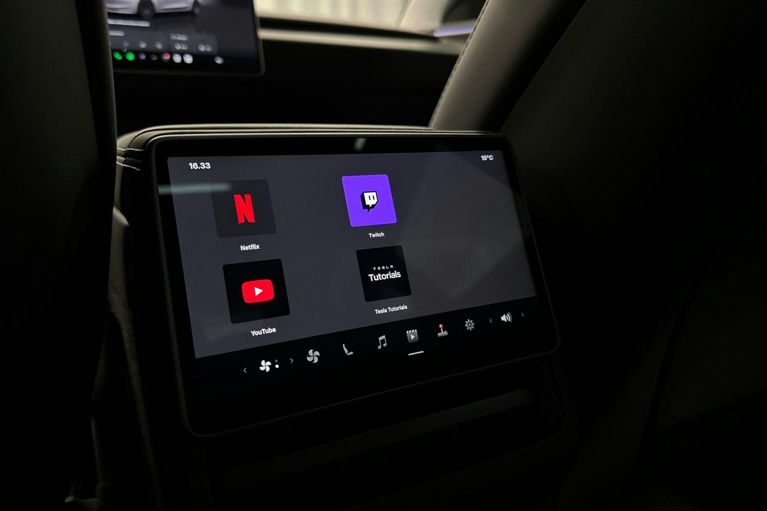 valkoinen Tesla Model 3 2024 kuva 21.