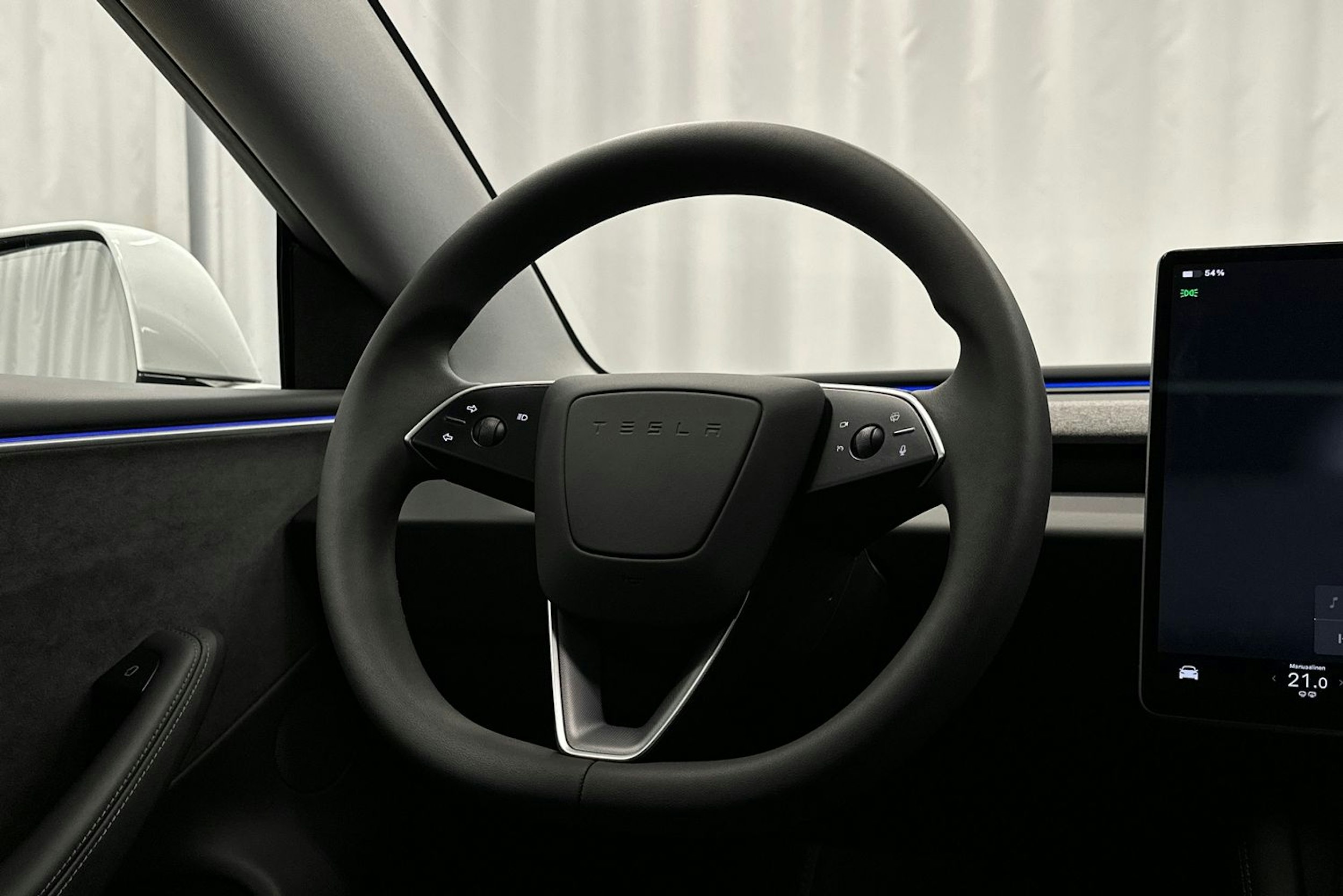 valkoinen Tesla Model 3 2024 kuva 22.